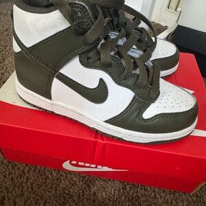 Nike White and Green Dunk Sneakers Classic Design